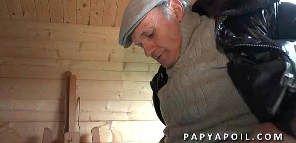  Papy rejoint 2 potes qui se tapent une mature cougar libertine aux gros seins